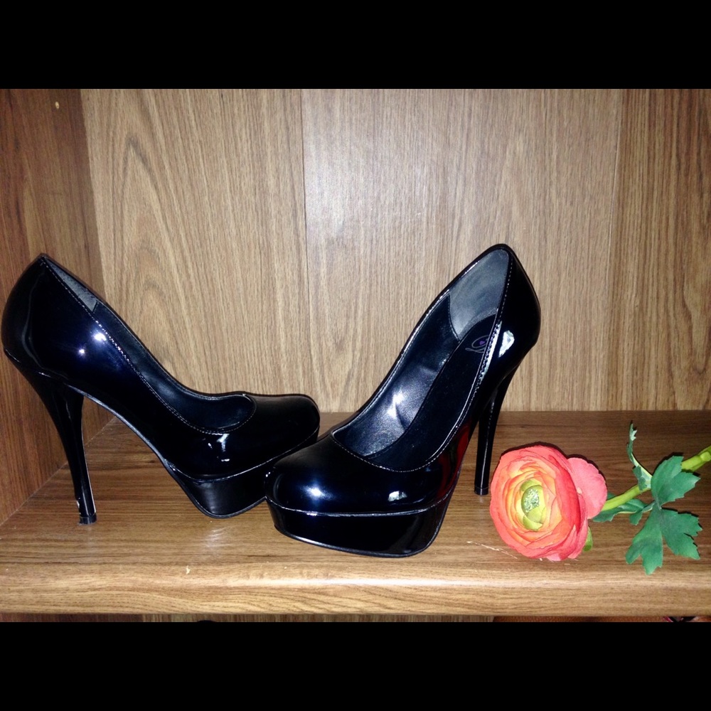 SHOES - Picture 3 of 4
